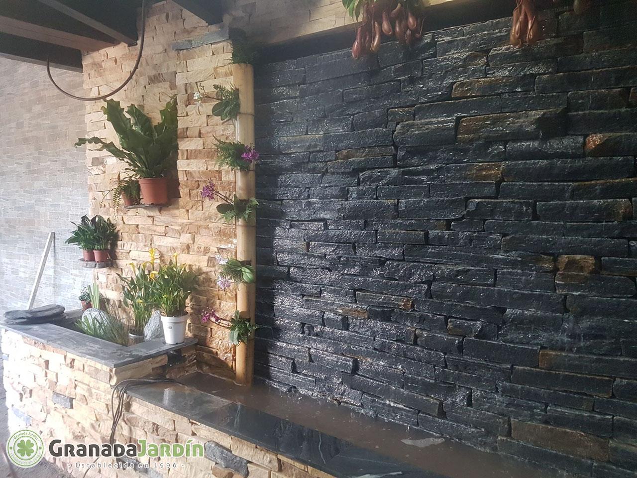 Jardín natural con estanque y zona verde