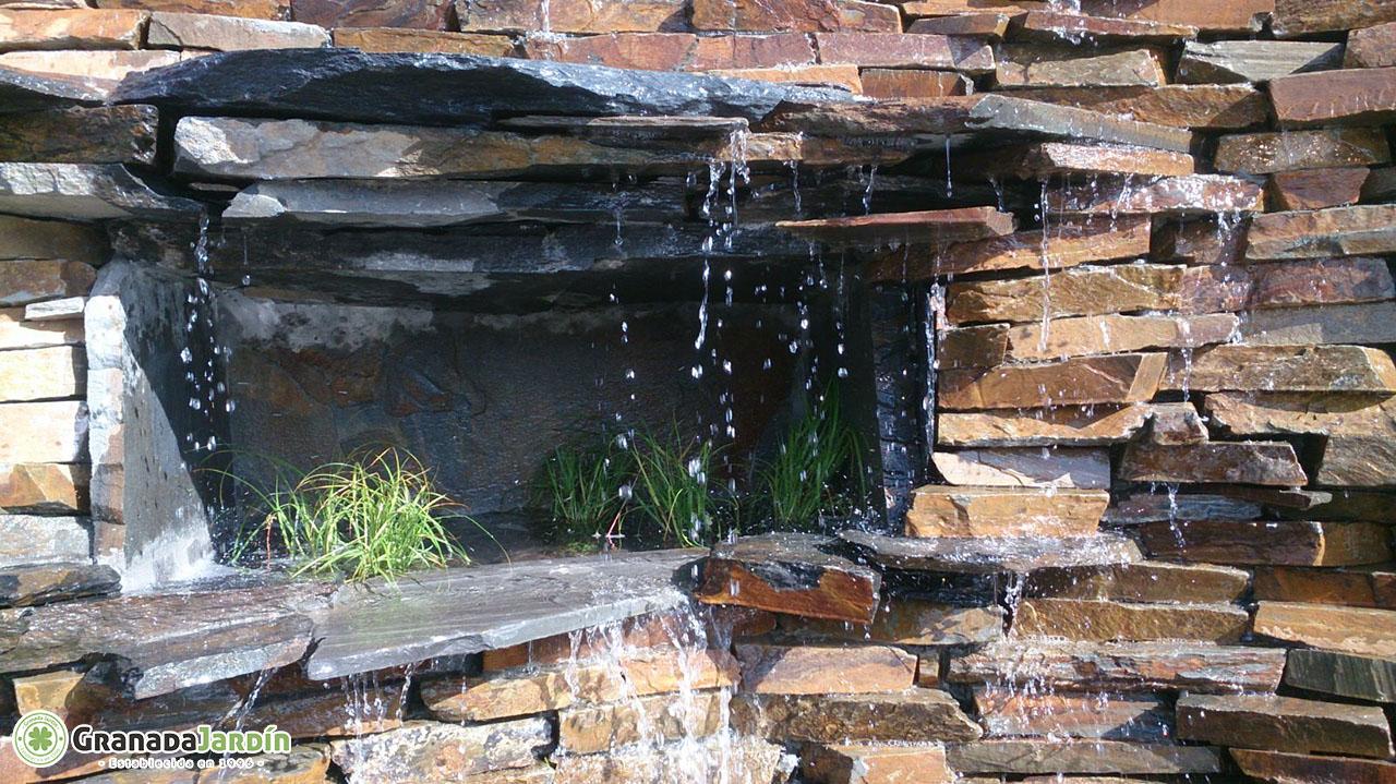 Diseño paisajístico con albañilería y zona verde