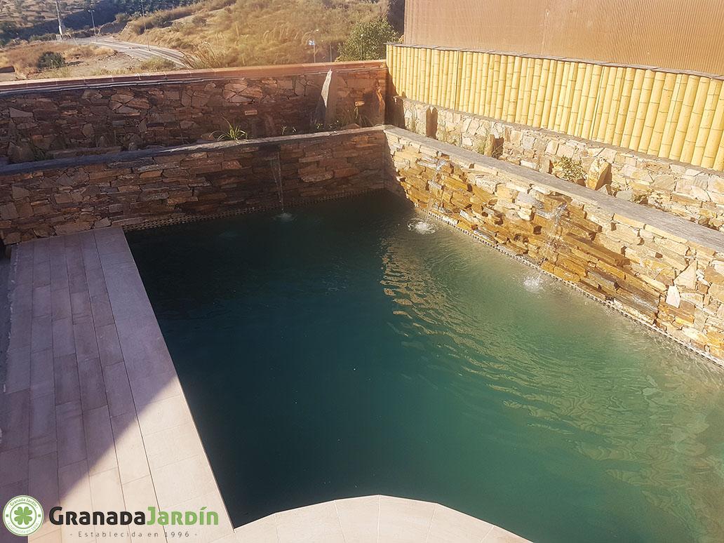 Piscina jardín integrada en espacio exterior